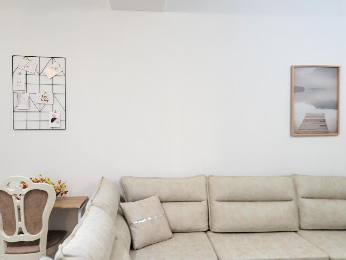 One-bedroom Gem By The Square Apartament *