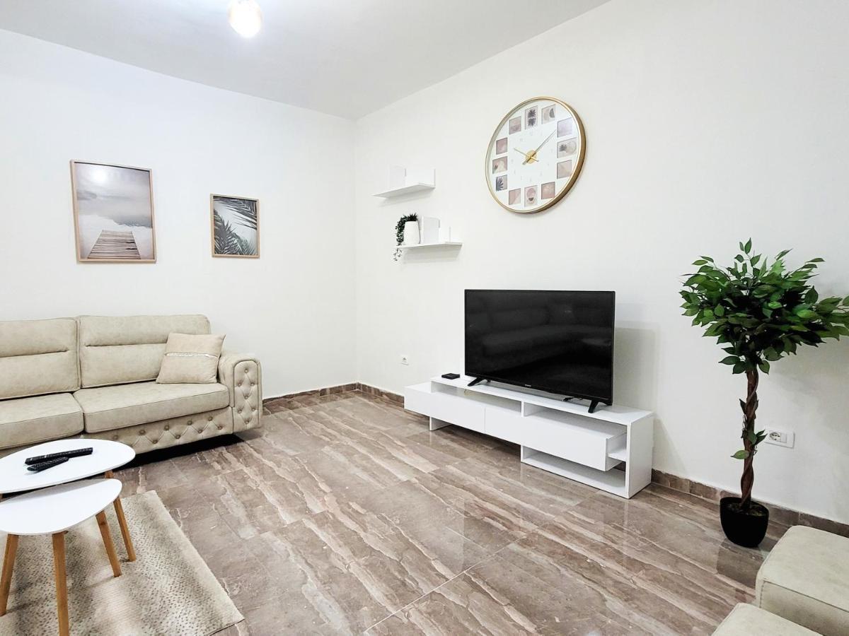 Apartament One-bedroom Gem By The Square *