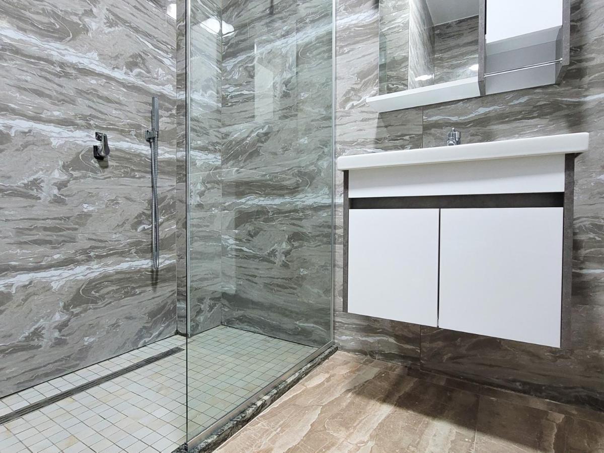 One-bedroom Gem By The Square Apartament