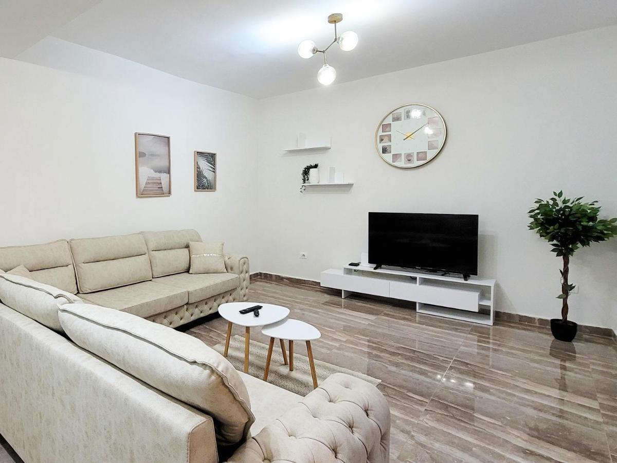 One-bedroom Gem By The Square Apartament Tirana
