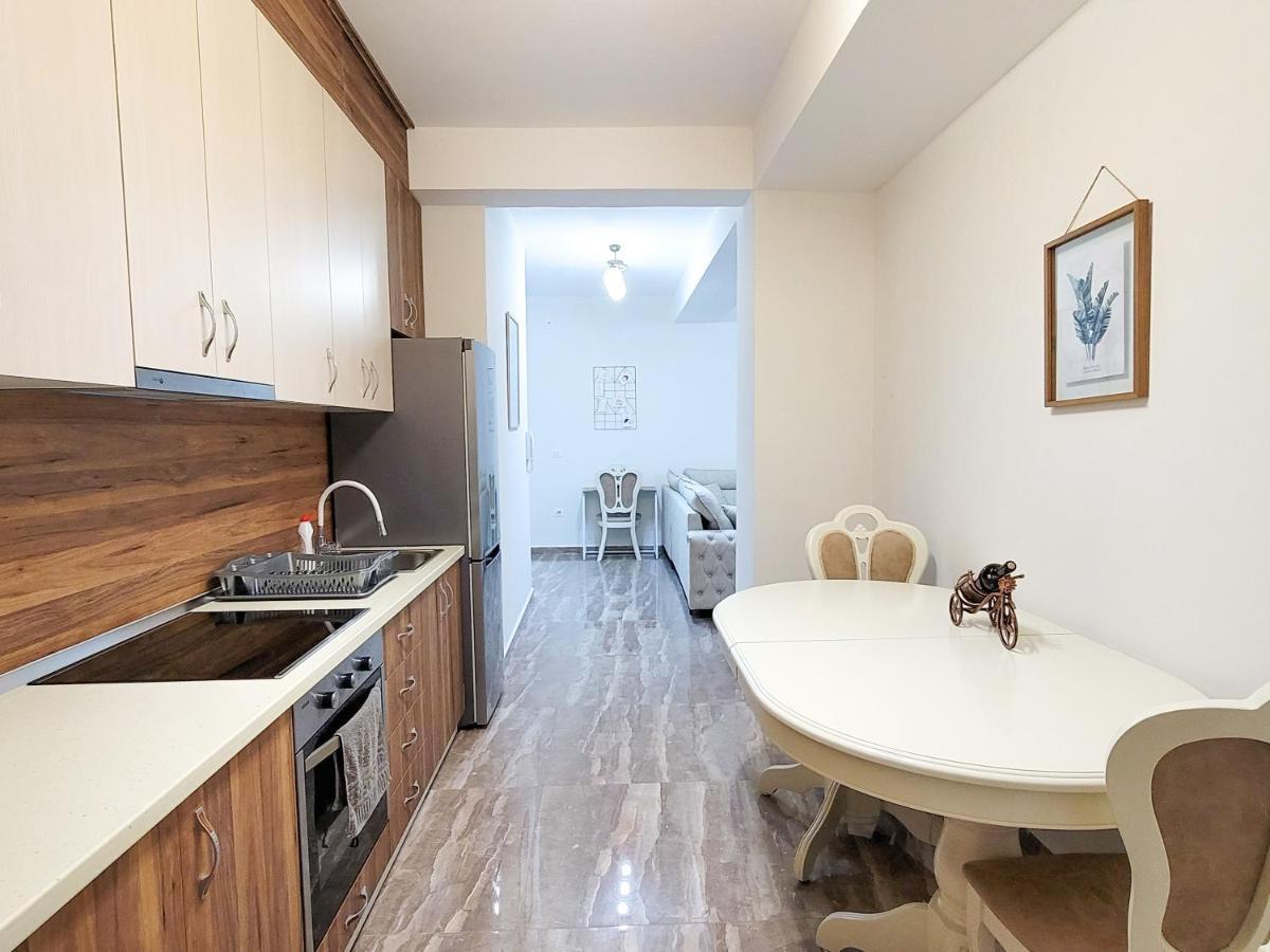 One-bedroom Gem By The Square Apartament *
